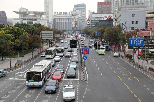 Drukke straat in de stad van shanghai, china — Stockfoto