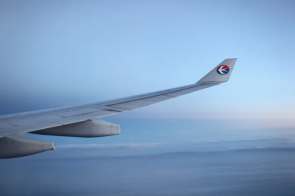 Ala de un avión de la aerolínea oriental de China — Foto de Stock