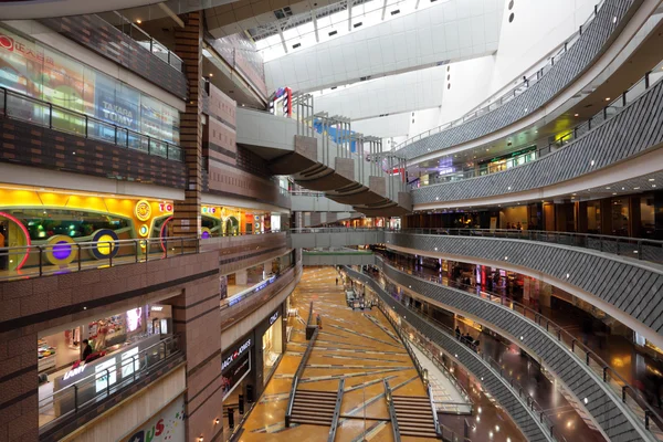 Super merk shopping mall in pudong, shanghai, china — Stockfoto