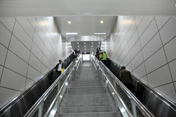 Эскалатор в метро Шанхая, Китай — стоковое фото