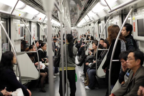 Navetteurs dans le métro de Shanghai, Chine — Photo