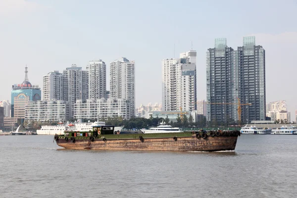 Perahu tongkang di sungai Huangpu di Shanghai, Cina — Stok Foto