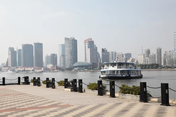 Veerboot aan de huangpu rivier in shanghai, china — Stockfoto