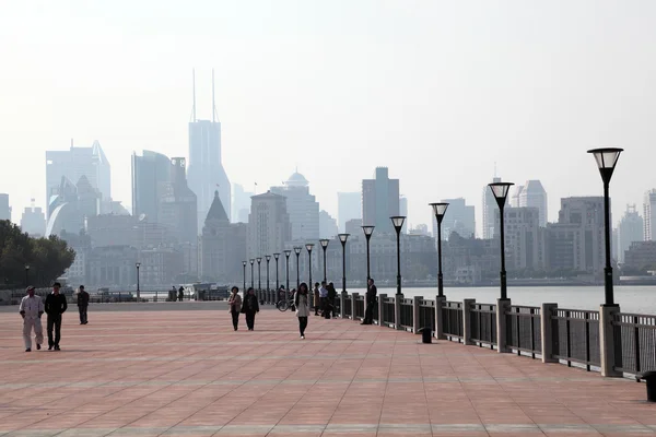 Die bund-promenade in shanghai, china — Stockfoto