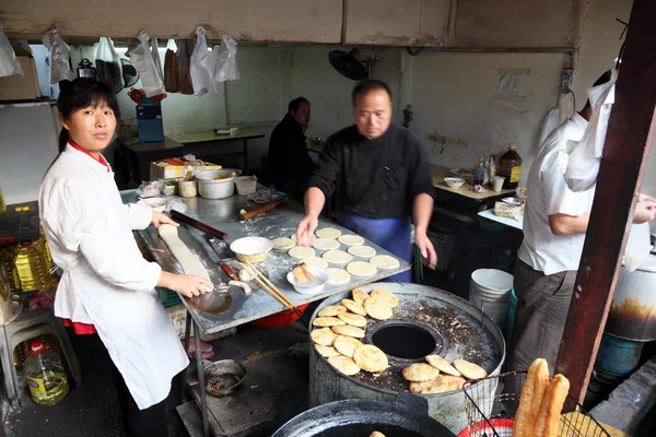 Restaurace na ulici malá v shanghai, Čína — Stock fotografie