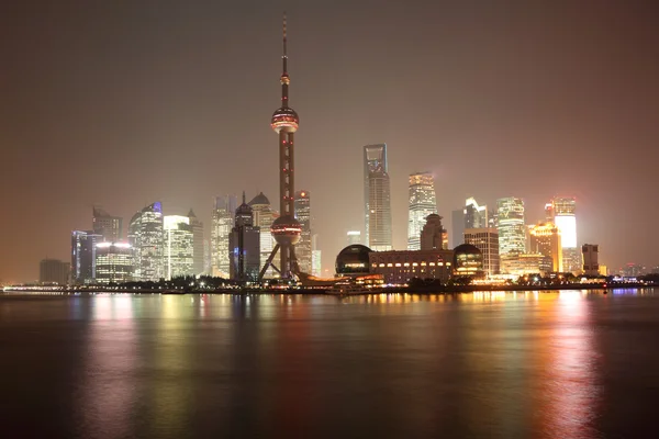 浦东在夜间的天际线。中国上海市 — 图库照片