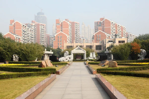 Park with monuments in the city of Shanghai, China — Stock Photo, Image