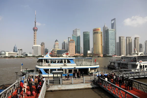 Traghetti sul fiume Huangpu a Shanghai, Cina — Foto Stock