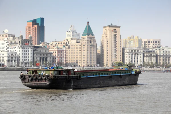 Barcaza en el río Huangpu en Shanghai, China — Foto de Stock