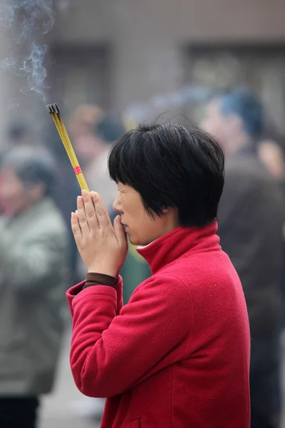 Vrouw bidden in een boeddhistische tempel in shanghai, china — Stockfoto