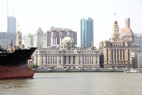Barcaza en el río Huangpu en Shanghai, China — Foto de Stock