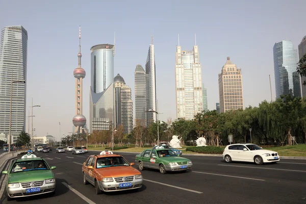 Street in centro a Pudong, Shanghai, Cina — Foto Stock