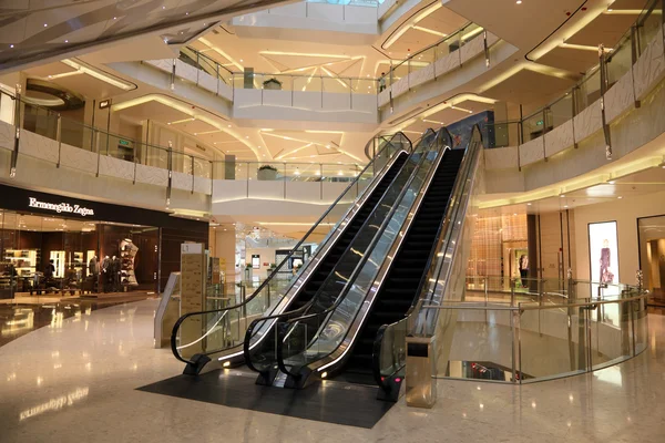 Interior del centro comercial IFC en Pudong, Shanghai, China — Foto de Stock