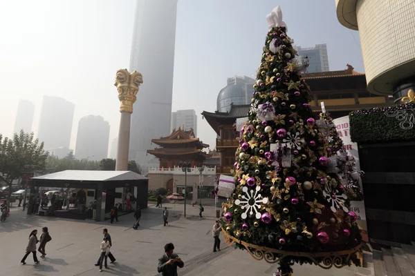 Decoración de Navidad en el centro comercial City Plaza en Shanghai, China —  Fotos de Stock