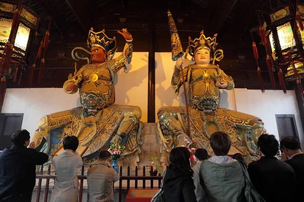 Król zachodnich daleko wzrok i północnej król pomocą wyłączenia w świątyni longhua, Szanghaj Chiny — Zdjęcie stockowe