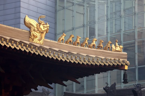 Детали крыши буддийского храма в Шанхае, Китай — стоковое фото
