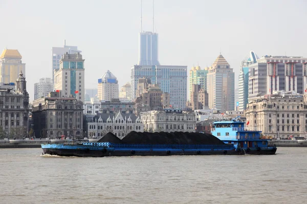 Barge sur la rivière Huangpu à Shanghai, Chine — Photo