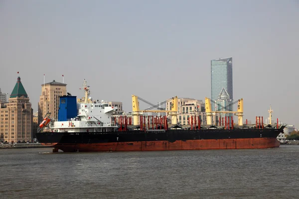 Vrachtschip op de huangpu rivier in shanghai, china — Stockfoto
