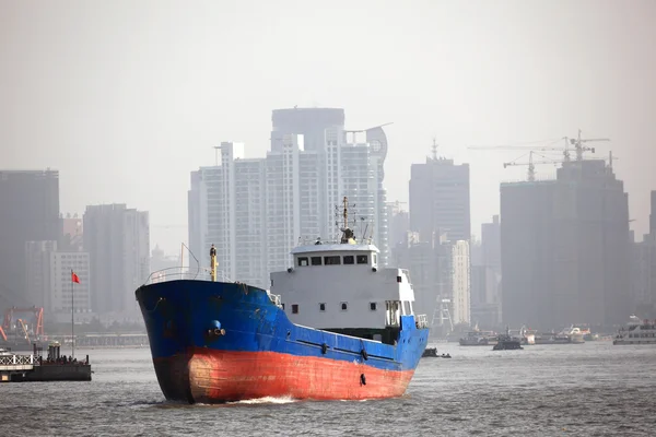 Barka na rzekę huangpu w Szanghaju, Chiny — Zdjęcie stockowe