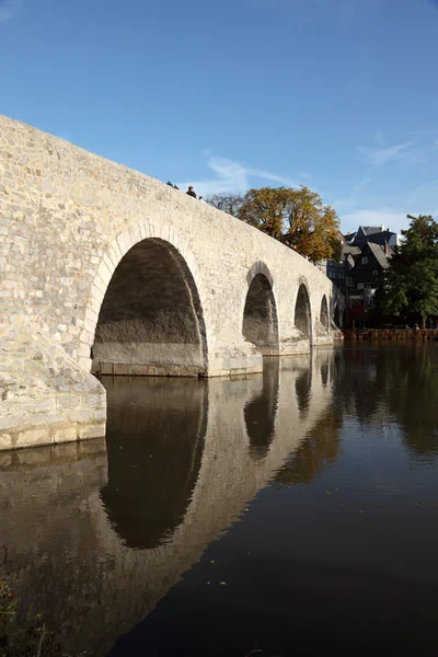 Starý kamenný most přes řeku lahn ve Wetzlaru, Německo — Stock fotografie