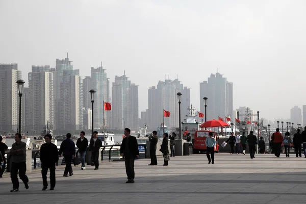 Mensen lopen op de bund in shanghai, china — Stockfoto