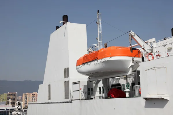 Scialuppa di salvataggio su una grande nave traghetto — Foto Stock