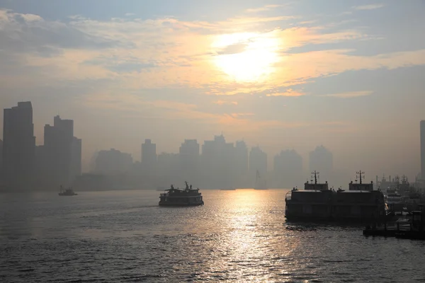 Lever de soleil sur la rivière Huangpu à Shanghai, en Chine — Photo