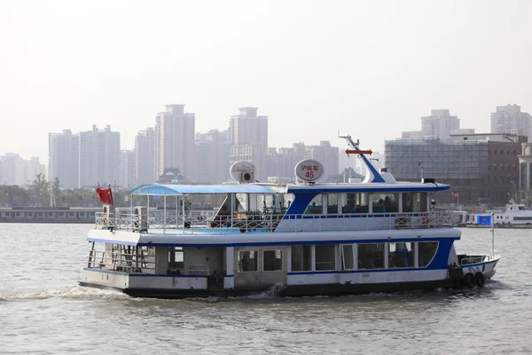 Traghetti sul fiume Huangpu a Shanghai, Cina — Foto Stock