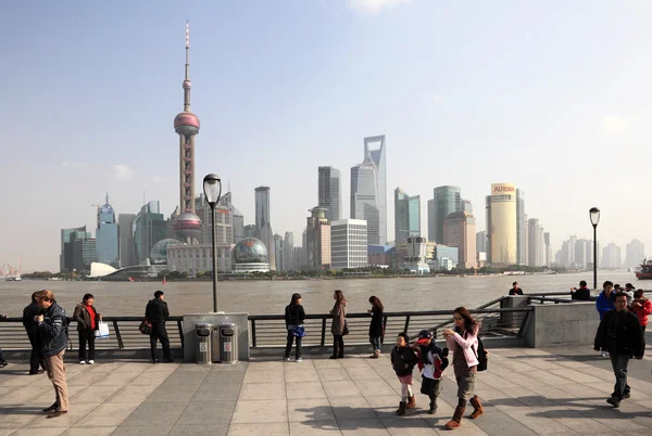 Promenade op de bund en de skyline van pudong in shanghai, china — Stockfoto