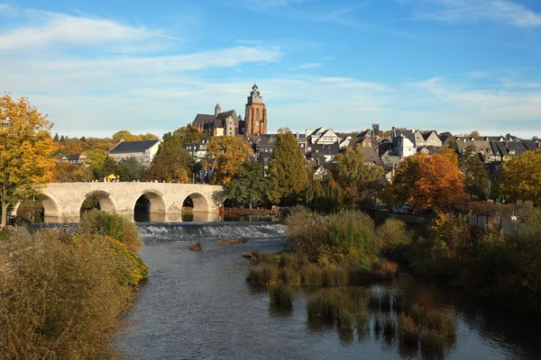 Rzeki Lahn w starego miasta wetzlar, Niemcy — Zdjęcie stockowe
