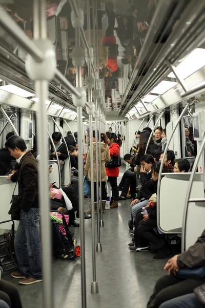 I en tunnelbana tåg i shanghai, Kina — Stockfoto