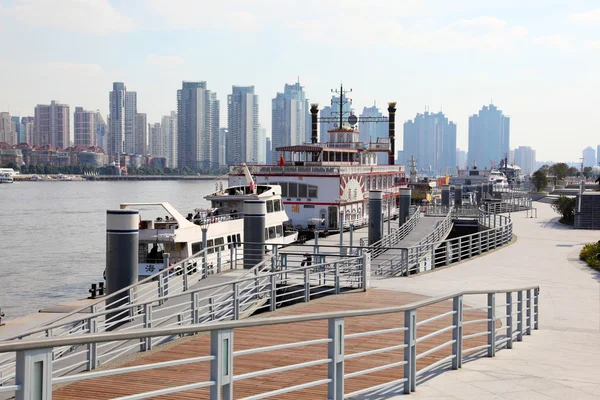 Promenade at the Huangpu river in Shanghai, China — Stock Photo, Image