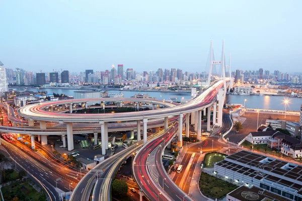 Nanpu köprü alacakaranlıkta. Shanghai, Çin — Stok fotoğraf