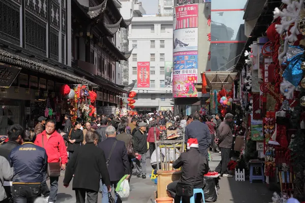 Ocupada calle en el casco antiguo de Shanghai, China —  Fotos de Stock