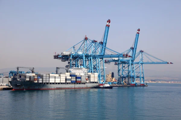 Terminal de contenedores en un puerto industrial — Foto de Stock