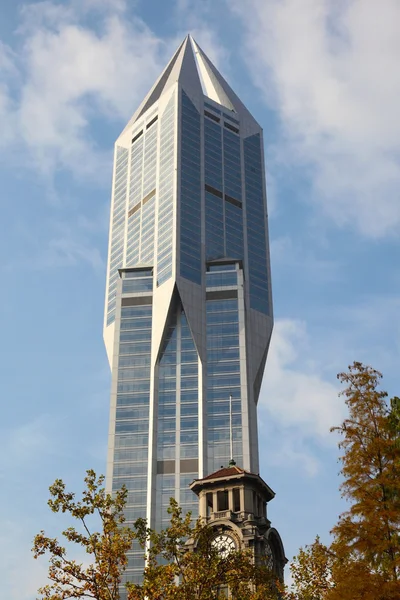 Grattacielo vicino Piazza dei Popoli a Shanghai, Cina — Foto Stock