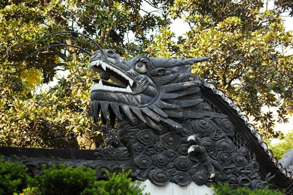 Estátua de leão tradicional em Yuyuan Garden, Shanghai, China — Fotografia de Stock