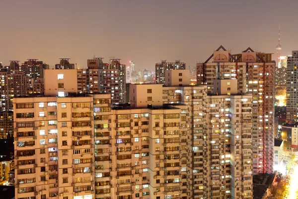Жилые здания в городе Шанхай ночью, Китай — стоковое фото