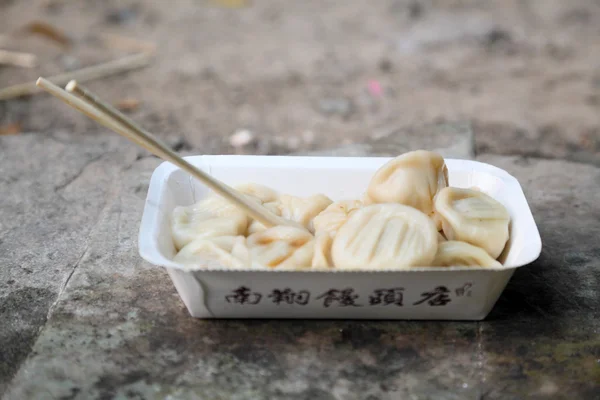 Dim sum dumplings uit een straat keuken, shanghai china — Stockfoto