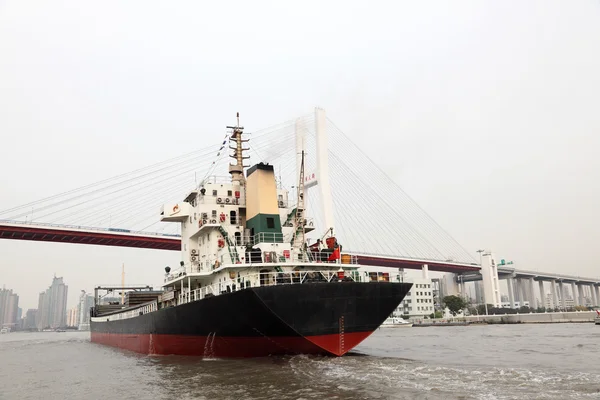 Vrachtschip op huangpu rivier in shanghai, china — Stockfoto