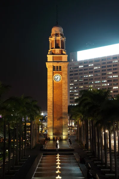 Tsim sha tsui clock tower's nachts. Hong kong, china — Stockfoto