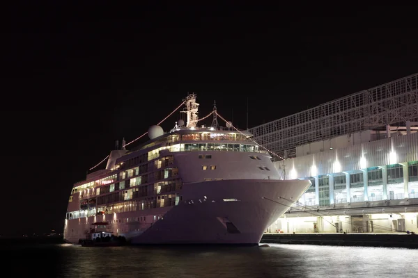 Cruise liner in hong kong's nachts — Stockfoto