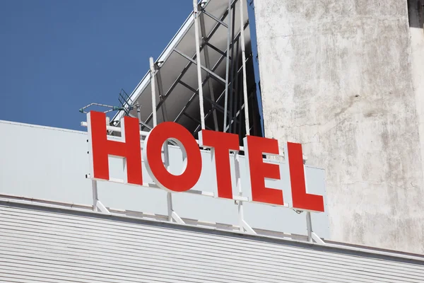 Señal roja del hotel en la parte superior de un edificio — Foto de Stock