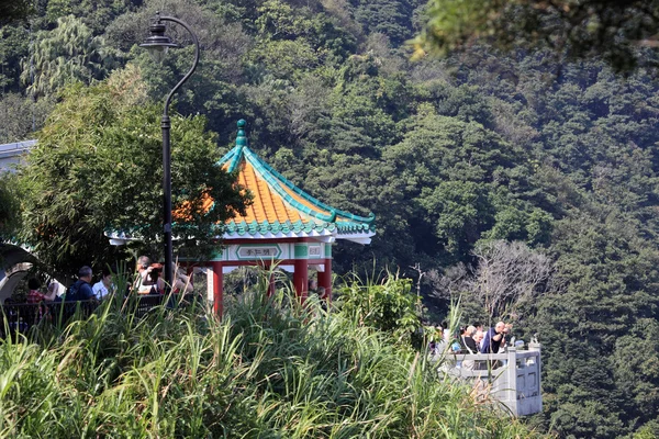 Turisti in un punto di vista di Victoria Peak, Hong Kong — Foto Stock