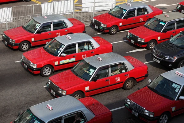 Klassische rote taxis in der straße von ong kong — Stockfoto