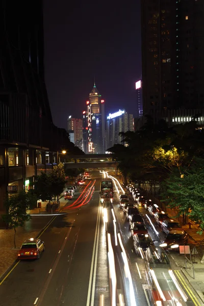 Rua à noite no centro de Hong Kong — Fotografia de Stock