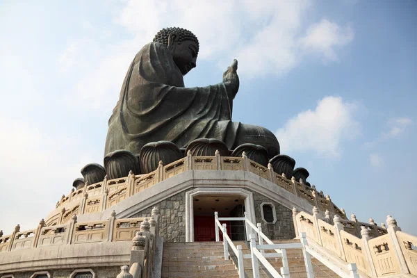 Large bronze statue of the Tian Tan Buddha in Hong Kong — Stock Photo, Image