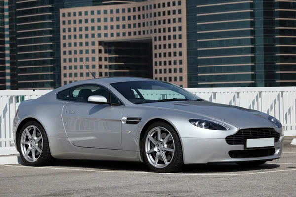 Aston Martin coche deportivo en un estacionamiento — Foto de Stock