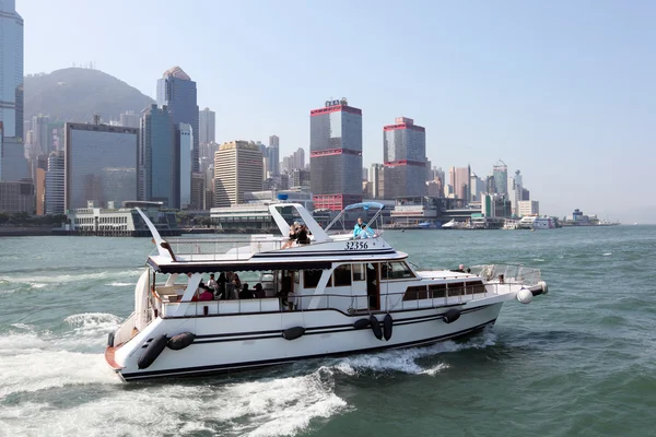 Motor yacht with tourists cruising in the harbour of Hong Kong — Stock Photo, Image