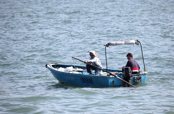 在中国香港海港的两个渔民们捕鱼。 — 图库照片